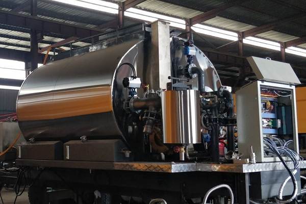 The multi-purpose intelligent emulsified asphalt spreader truck has multiple uses_2